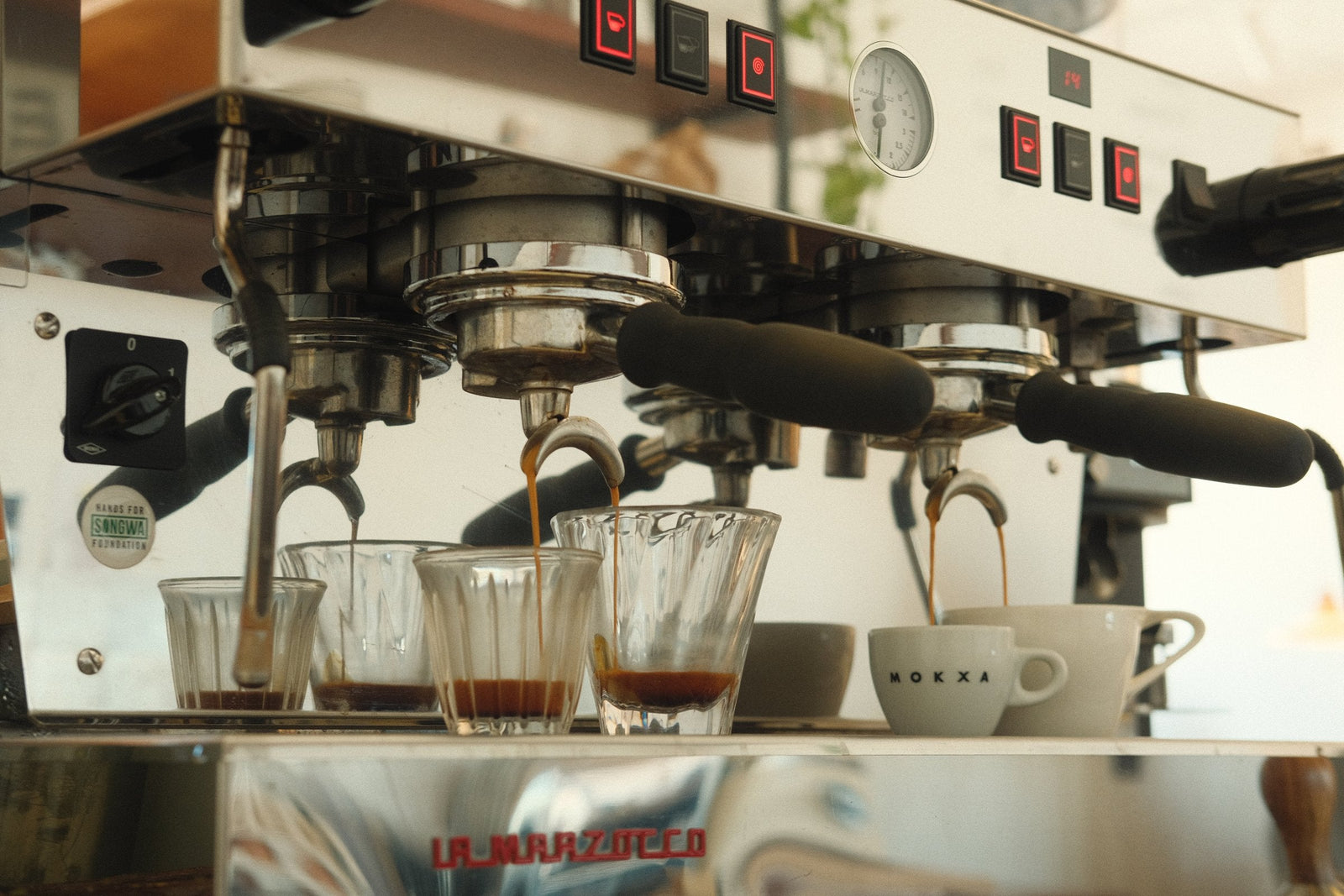 Extraction d'espresso sur machine, mouture fine — café de spécialité Mates Café